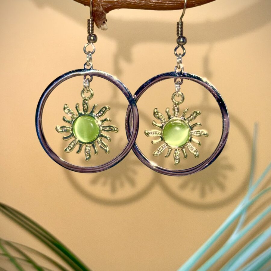 Boucles d’oreilles Céleste soleil lumineux vert tendre et argenté