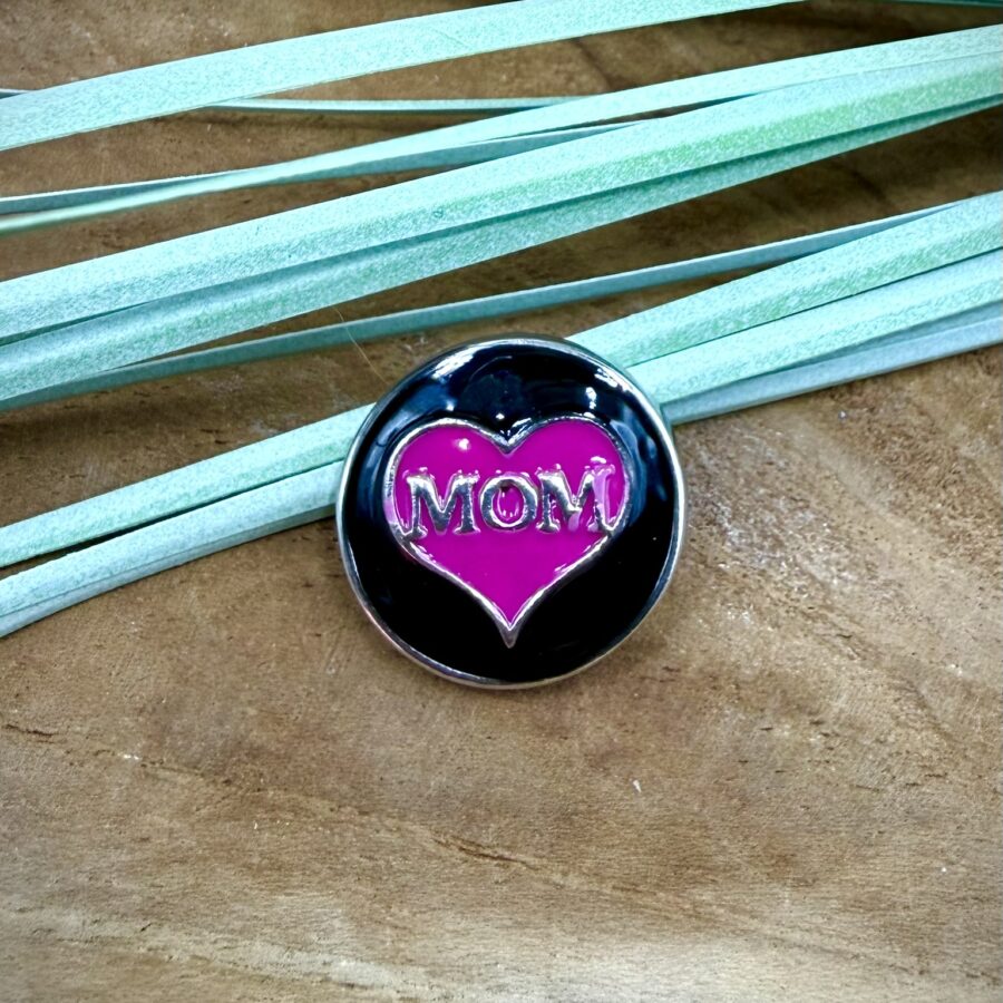 Bouton pression décoratif noir avec cœur rose fuchsia et inscription MOM