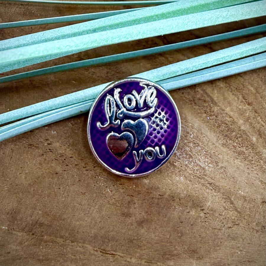 Bouton pression décoratif violet avec inscription love et cœurs argentés