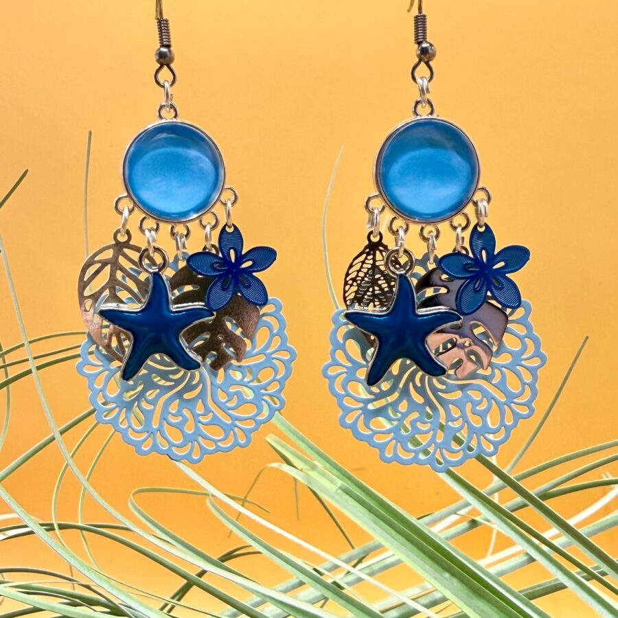 Boucles d’oreilles Océalia bleu marin avec étoile de mer et fleur tropicale