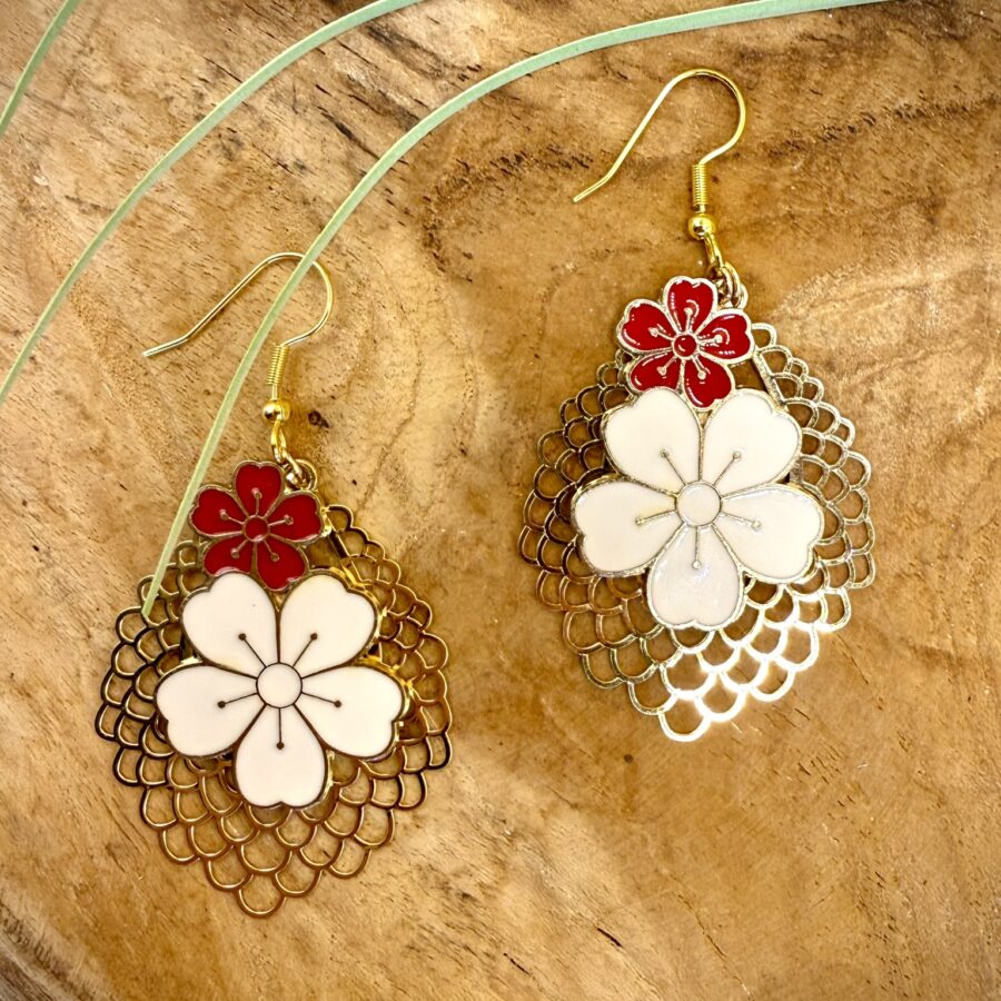 Boucles d’oreilles fleur blanche Floréane en métal doré avec fleur rouge pendante