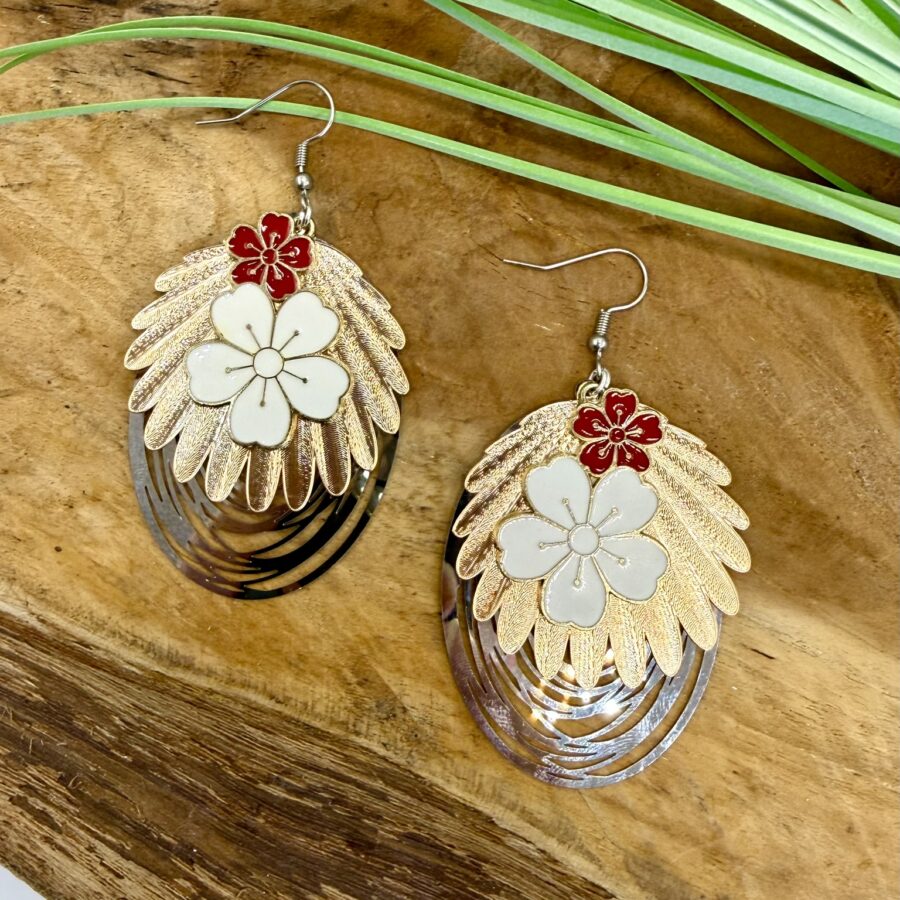 Boucles d’oreilles fleur blanche Élyna en métal gris et doré avec fleurs émaillées