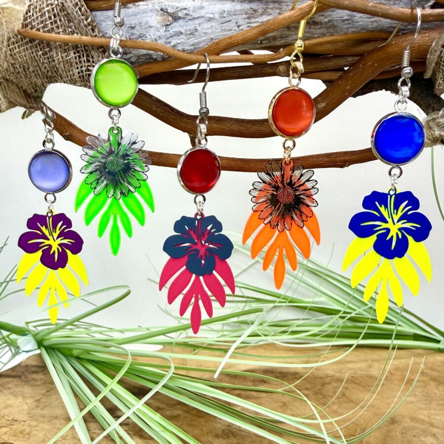 Boucles d’oreilles fluo colorées artisanales avec cabochon rond, fleurs multicolores et feuilles sur crochets en acier inoxydable.
