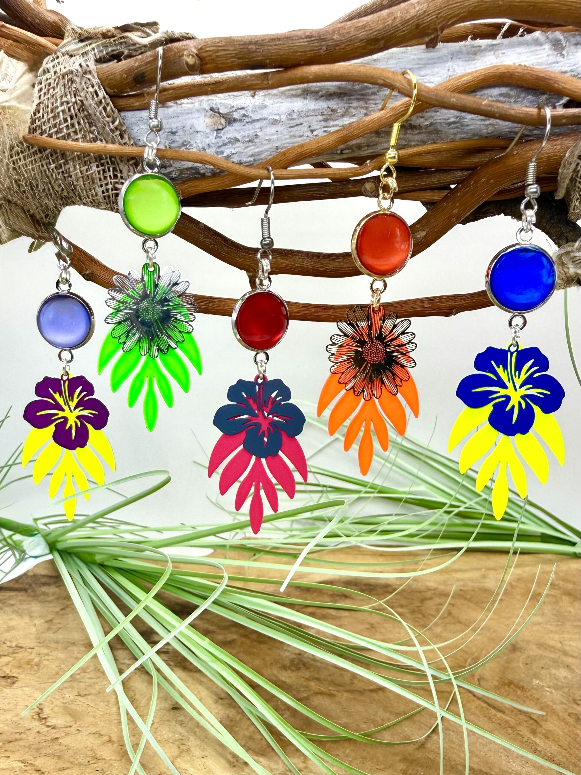 Boucles d’oreilles fluo colorées artisanales avec cabochon rond, fleurs multicolores et feuilles sur crochets en acier inoxydable.