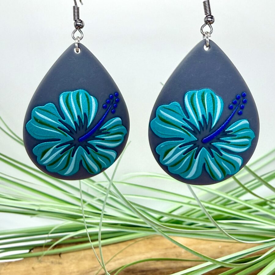 Boucles d'oreilles hibiscus bleu Moana en acrylique avec motif floral tropical bleu turquoise sur fond gris et crochets en acier inoxydable