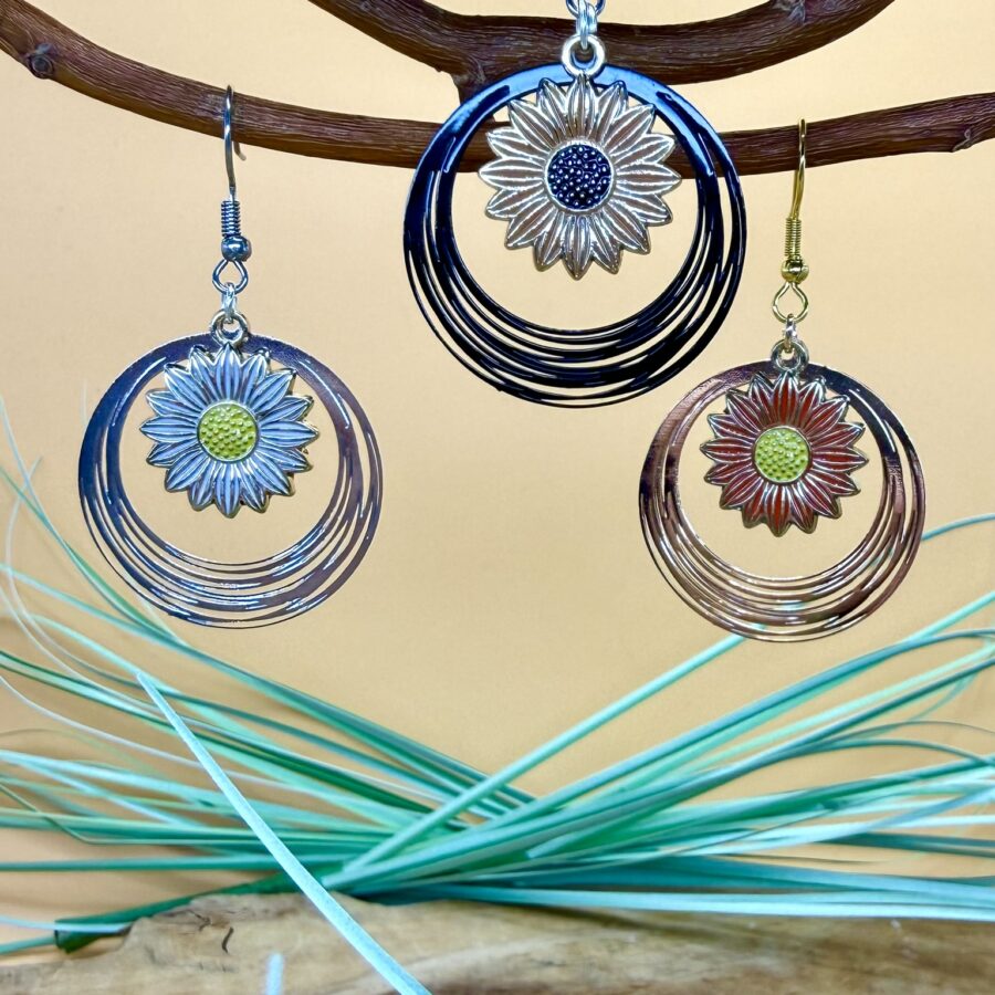 Boucles d'oreilles tournesol Soléa avec tournesol décoratif suspendu dans une estampe ronde ajourée argentée et crochets en acier inoxydable, disponibles en blanc argent, rouge et orange