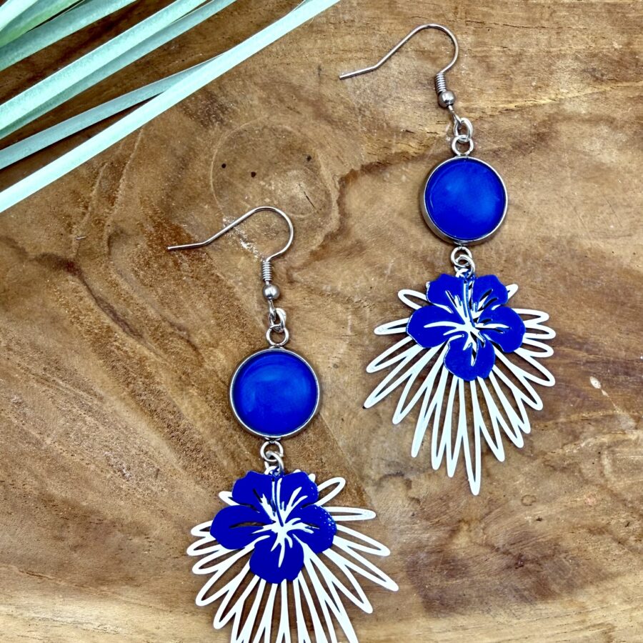 Boucles d'oreilles hibiscus bleu Tiaré avec cabochon bleu intense, fleur d'hibiscus bleue décorative et feuillage blanc ajouré en acier inoxydable