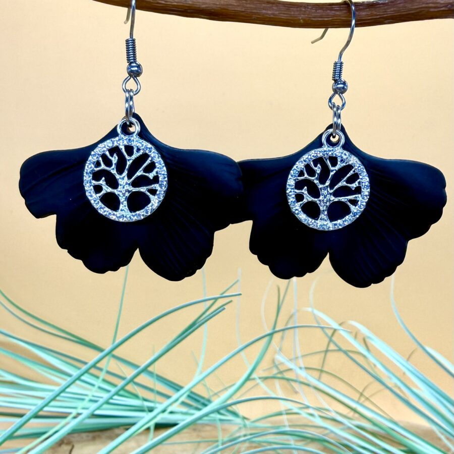Boucles d'oreilles ginkgo noir avec feuille de ginkgo en résine noire et médaillon argenté ajouré.