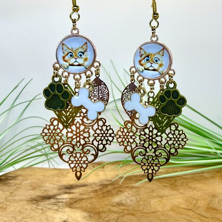 Boucles d'oreilles chat Cannelle avec cabochon chat roux, empreinte de patte verte, os décoratif et pendentif floral ajouré en acier inoxydable