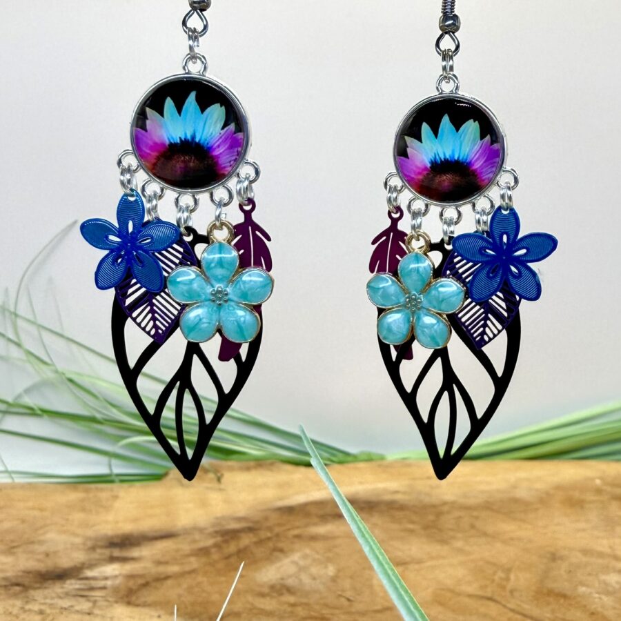 Boucles d'oreilles fleur turquoise Amaya avec cabochon fleuri multicolore, fleur émaillée turquoise, feuille noire ajourée et crochets en acier inoxydable