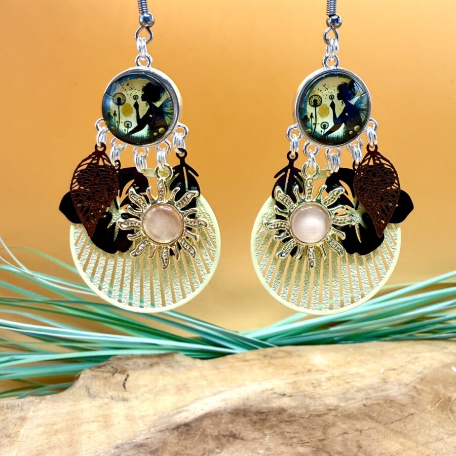 Boucles d'oreilles fée Aurore avec cabochon représentant une fée soufflant sur un pissenlit, soleil saumoné, fleur noire décorative et pendentif crème ajouré en acier inoxydable