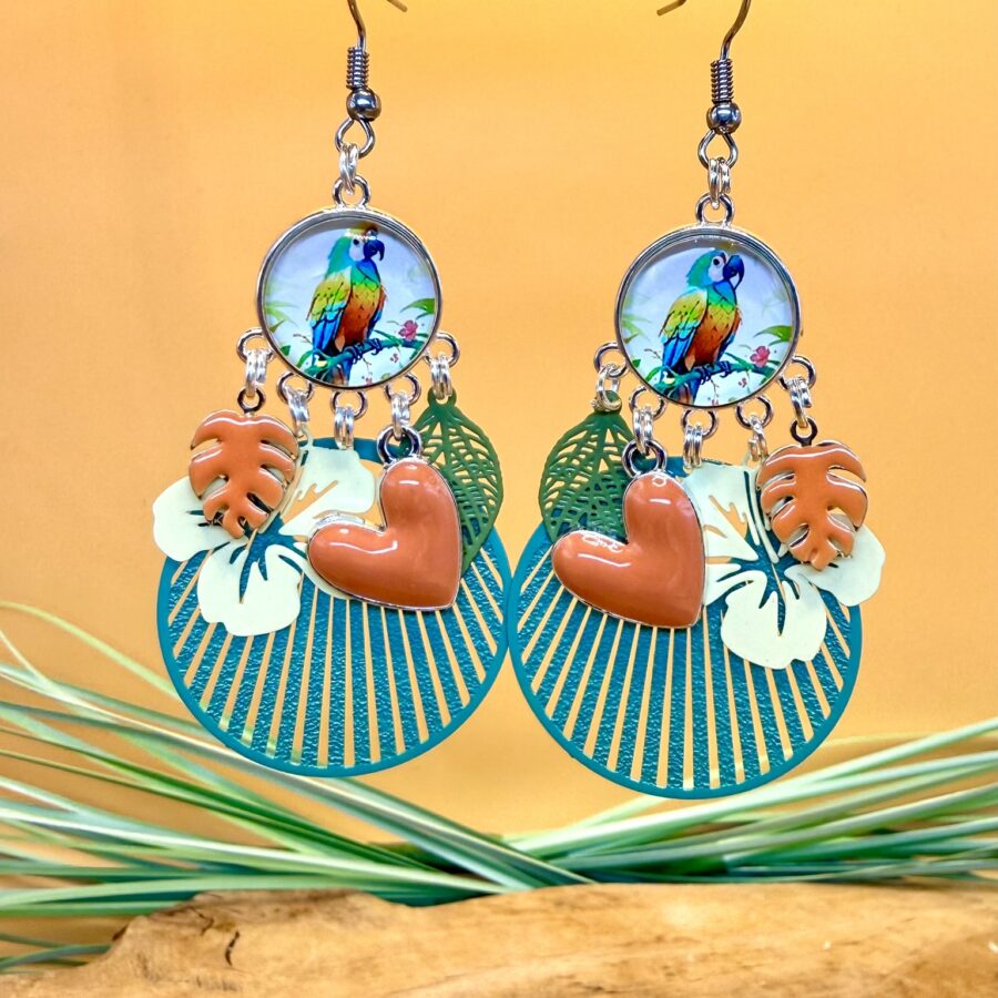 Boucles d'oreilles perroquet Bahia avec cabochon perroquet tropical, cœur orange émaillé, feuille orange émaillée, feuillage vert et pendentif turquoise ajouré en acier inoxydable