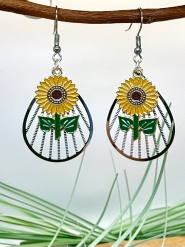 Boucles d'oreilles tournesol Tournesol d'Été avec tournesol jaune en métal émaillé, feuillage vert décoratif et estampe argentée ajourée en forme de goutte