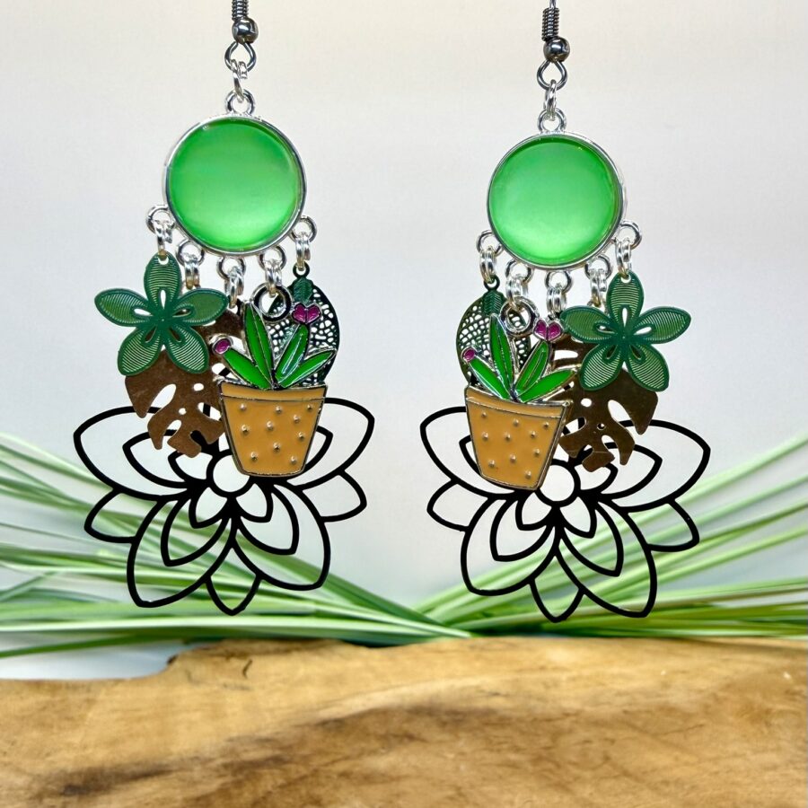 Boucles d'oreilles cactus avec cabochon vert émeraude, cactus en pot, feuilles tropicales et grande fleur noire ajourée.