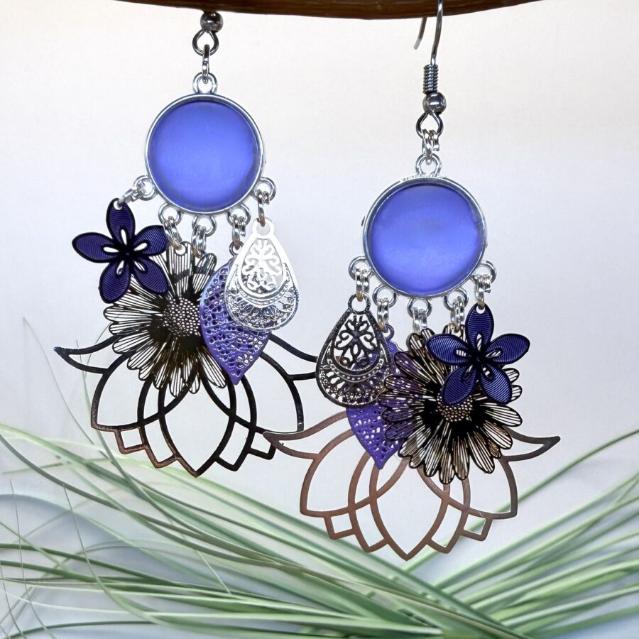 Boucles d'oreilles fleur lavande avec cabochon violet, breloques florales violettes, éléments argentés et grande fleur ajourée.