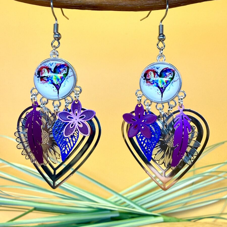 Boucles d'oreilles cœur multicolore avec cabochon cœur aquarelle coloré, fleurs violettes et grande estampe cœur ajourée.