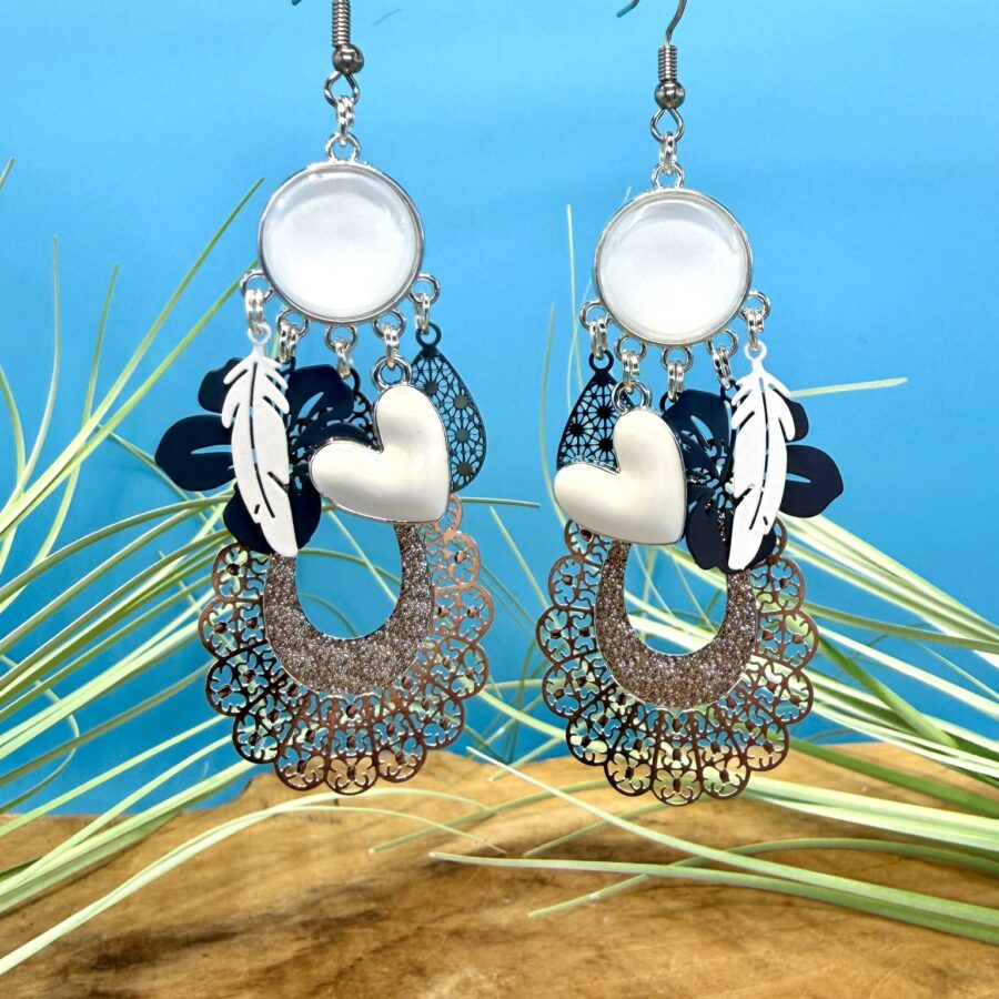 Boucles d'oreilles Douceur Argentée avec cabochon blanc, cœur nacré blanc, plume blanche, anneau pailleté et grande estampe argentée ajourée.