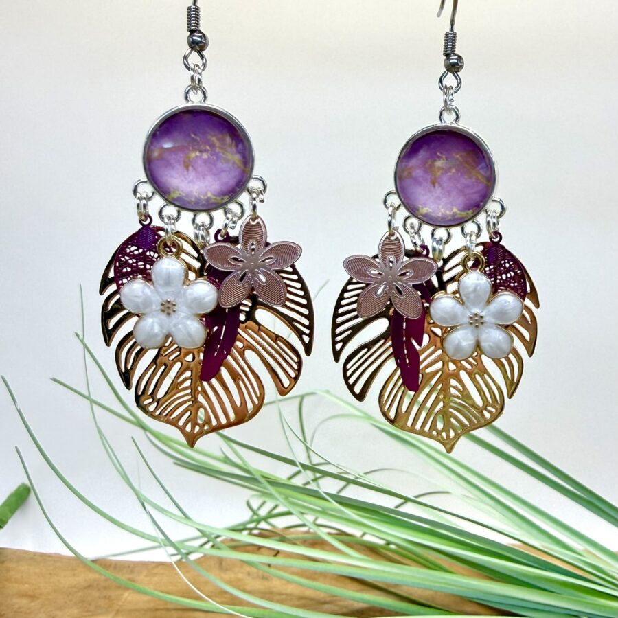 Boucles d'oreilles Fleur de Prune avec cabochon violet marbré, fleur blanche nacrée, fleur bronze et grande feuille tropicale bronze ajourée.