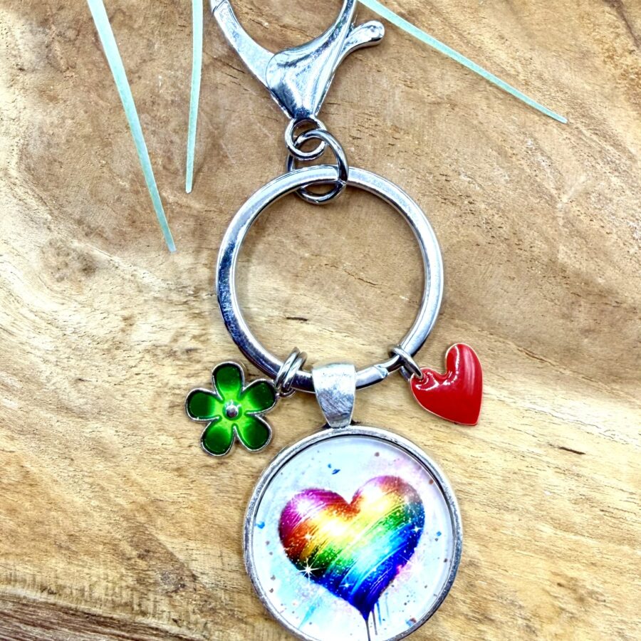 Porte-clés cœur en acier inoxydable avec cabochon de 25 mm représentant un cœur arc-en-ciel, breloque fleur verte et breloque cœur rouge.