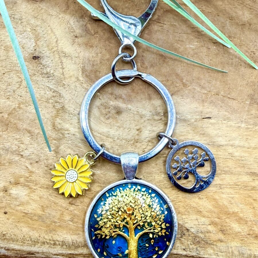 Porte-clés arbre de vie en acier inoxydable avec cabochon de 25 mm représentant un arbre de vie doré, breloque marguerite jaune et arbre de vie.Porte-clés arbre de vie en acier inoxydable avec cabochon de 25 mm représentant un arbre de vie doré, breloque marguerite jaune et arbre de vie.
